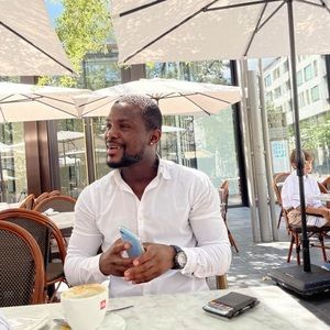 Meet your Posher, Lukeny bettencourt